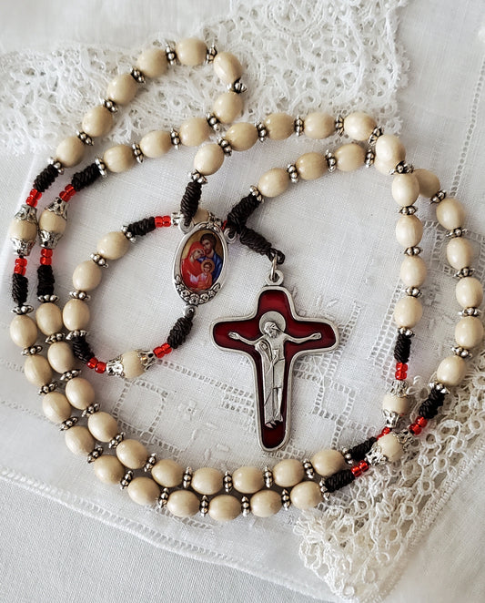 Rosario anudado a mano "Holy Love" con cuentas de madera ovaladas italianas | Crucifijo de María y Jesús | Centro de mesa de la Sagrada Familia | Detalles Miyuki con revestimiento plateado rojo | Regalo católico perfecto