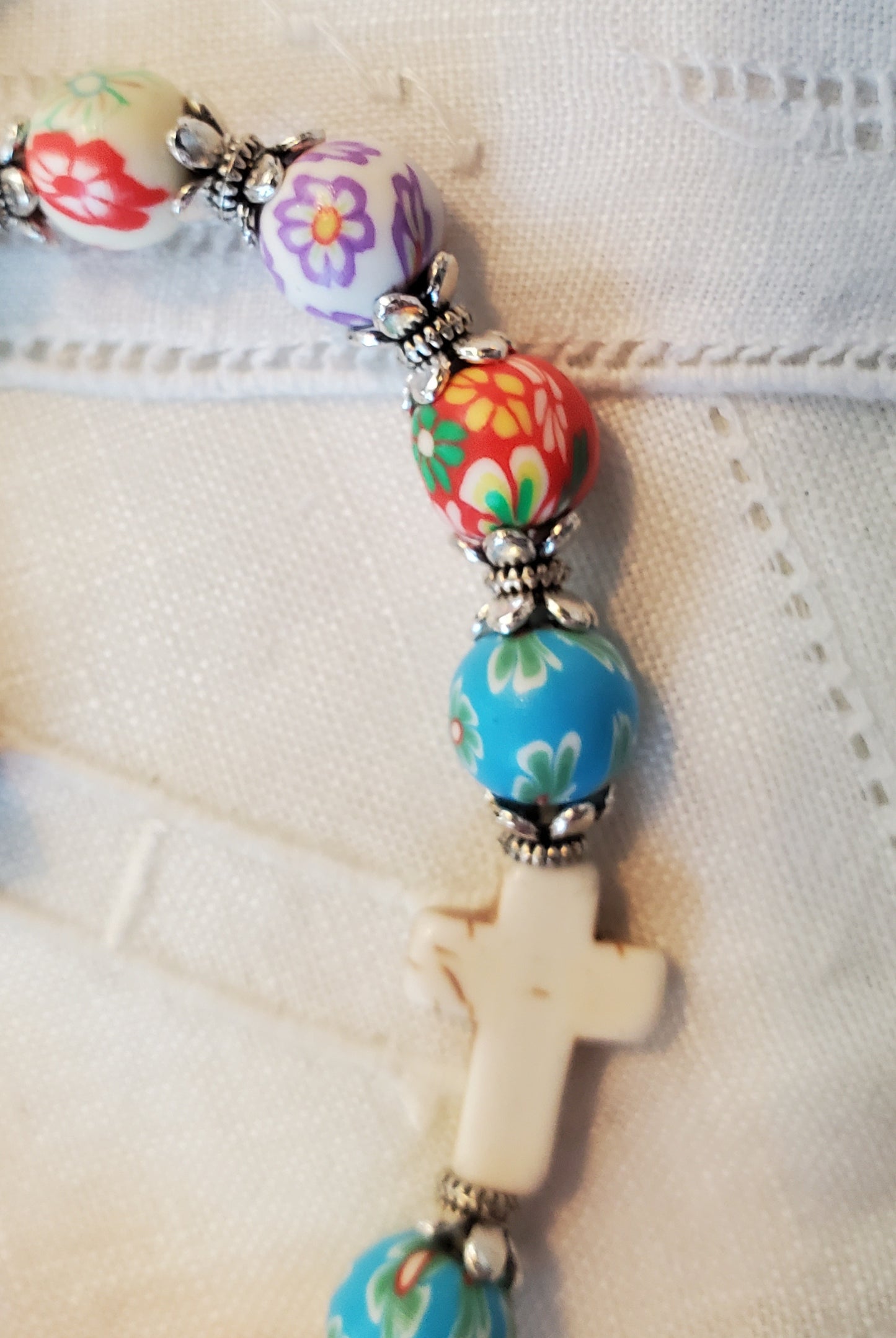 Perles en argile polymère avec perles d'espacement en métal Pièce maîtresse en croix turquoise synthétique