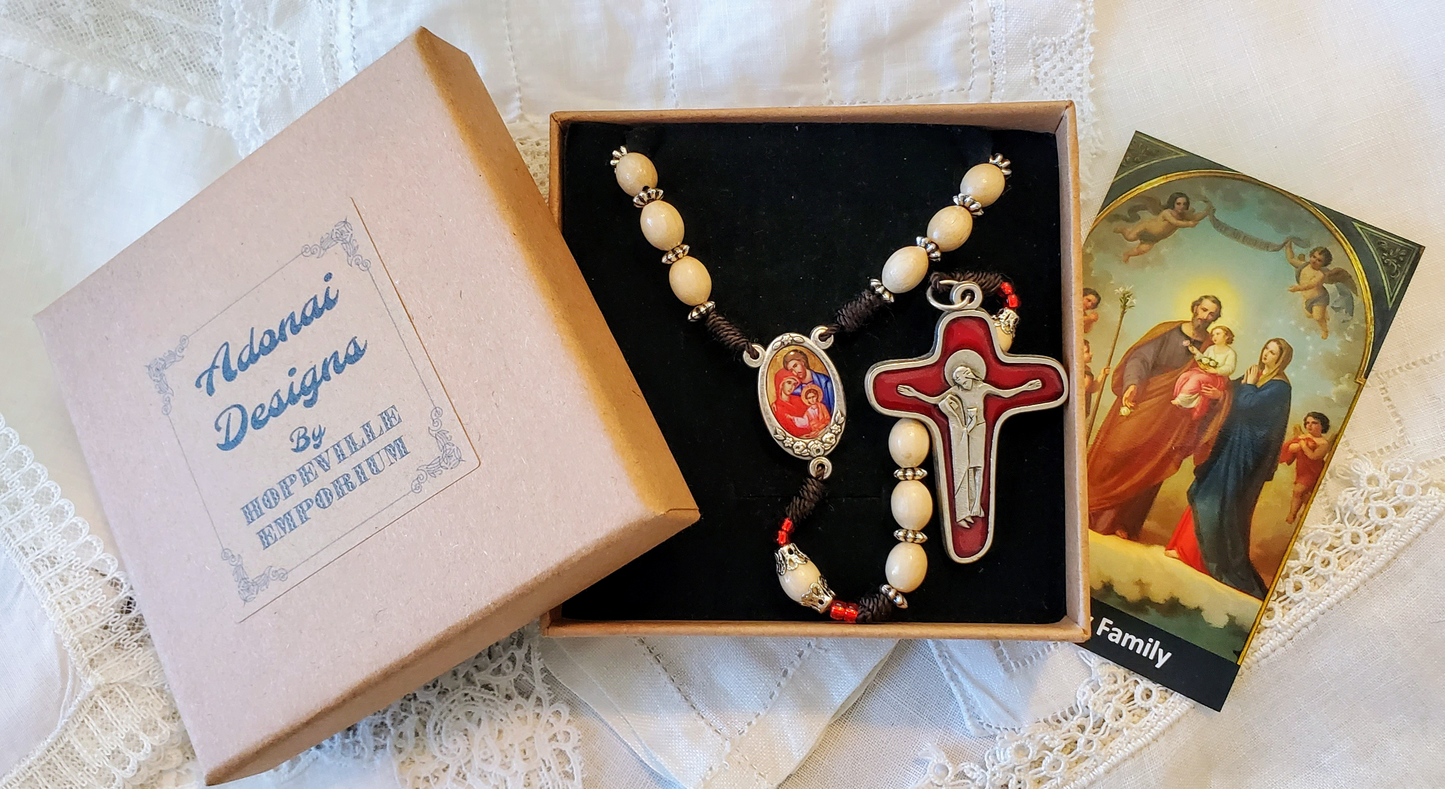 Rosario anudado a mano "Holy Love" con cuentas de madera ovaladas italianas | Crucifijo de María y Jesús | Centro de mesa de la Sagrada Familia | Detalles Miyuki con revestimiento plateado rojo | Regalo católico perfecto